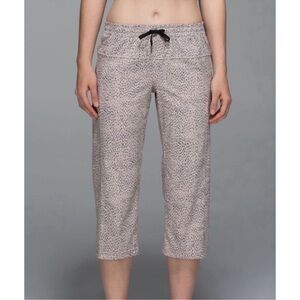 Lululemon Step Lively Crop in‎ Dottie Dash Grain Size 8